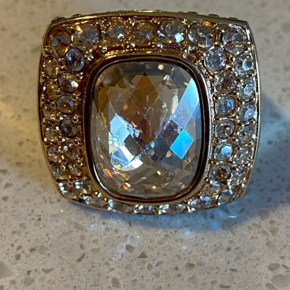 Stunning large statement ring size 8 it’s a mix of citrine and clear crystals